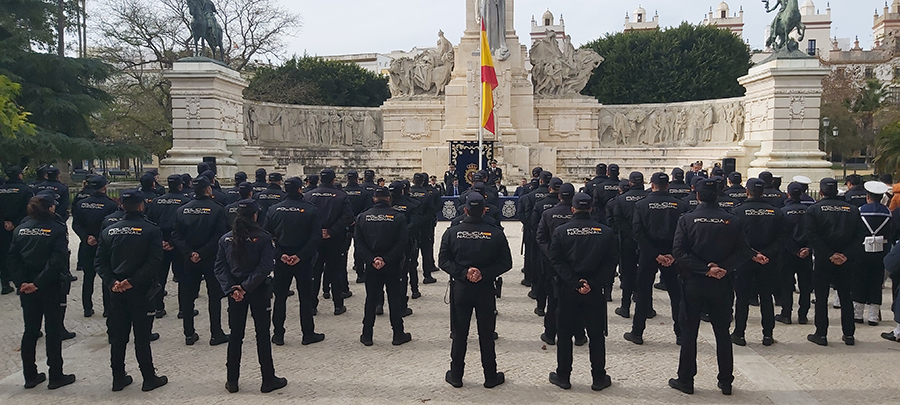 Agentes de la Policía Nacional frente al Izado de Bandera en Cádiz